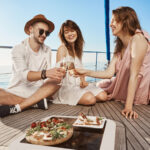 Gastronomía a bordo: saborea cada destino sin moverte de tu alojamiento.